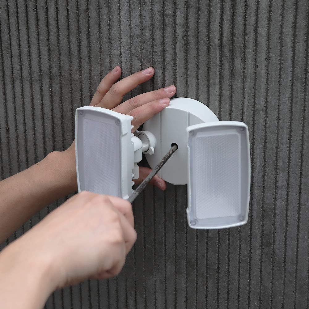 32W LED Dusk-to-Dawn Floodlight